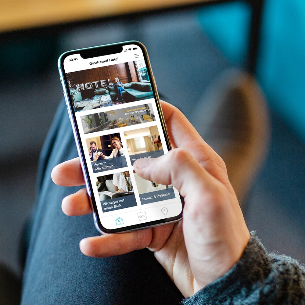 Ein Gast nutzt die Digitale Gästemappe von Gastfreund auf seinem Smartphone