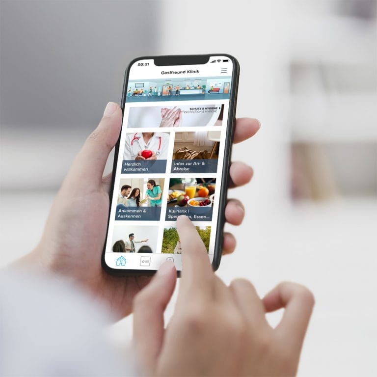 Ein Smartphone zeigt die Klinik-App als digitaler Patientenbegleiter
