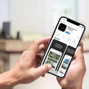 Smartphone zeigt den App Store Eintrag der Hotel-App des Hotel Castel