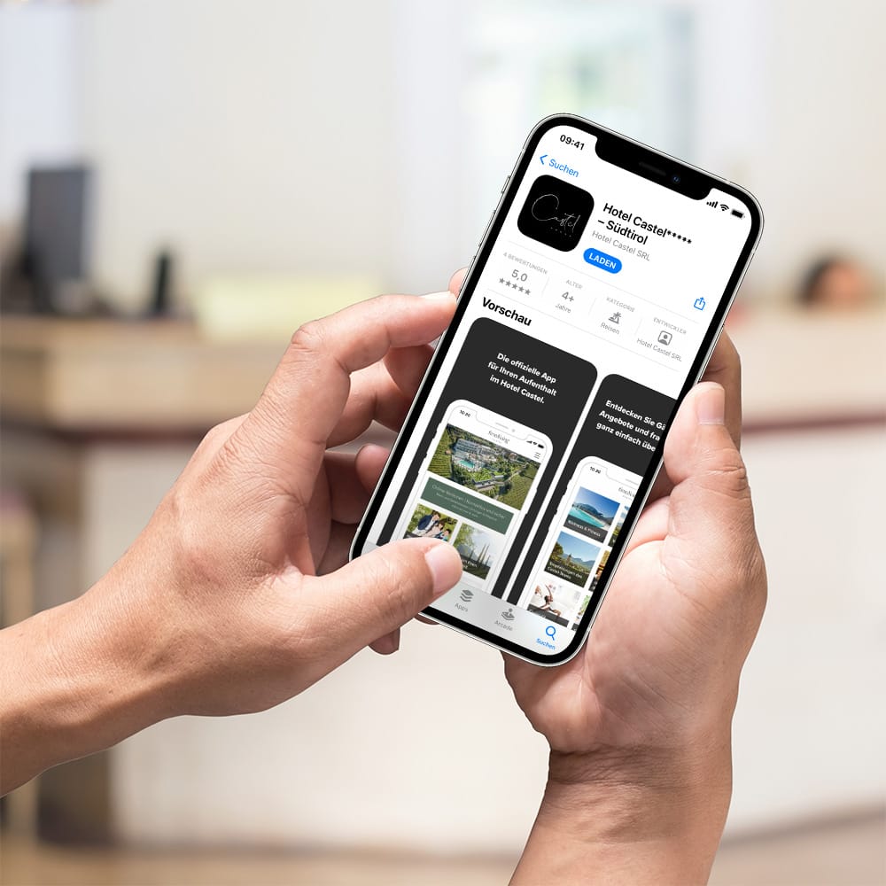 Smartphone zeigt den App Store Eintrag der Hotel-App des Hotel Castel