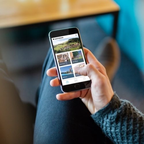 Digitale-Gästemappe_Gastfreund-GmbH Smartphone mit Digitaler Gästemappe von Gastfreund