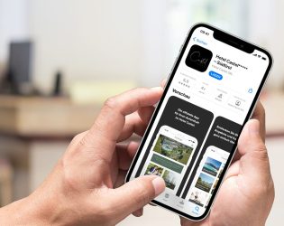 Smartphone zeigt den App Store Eintrag der Hotel-App des Hotel Castel