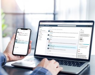 Hotelboard-Macbook-iPhoneX-Gastfreund-GmbH Ein Mitarbeitender der die Hotel Operations Plattform Hotelboard von Gastfreund auf einem Laptop und Smartphone benutzt