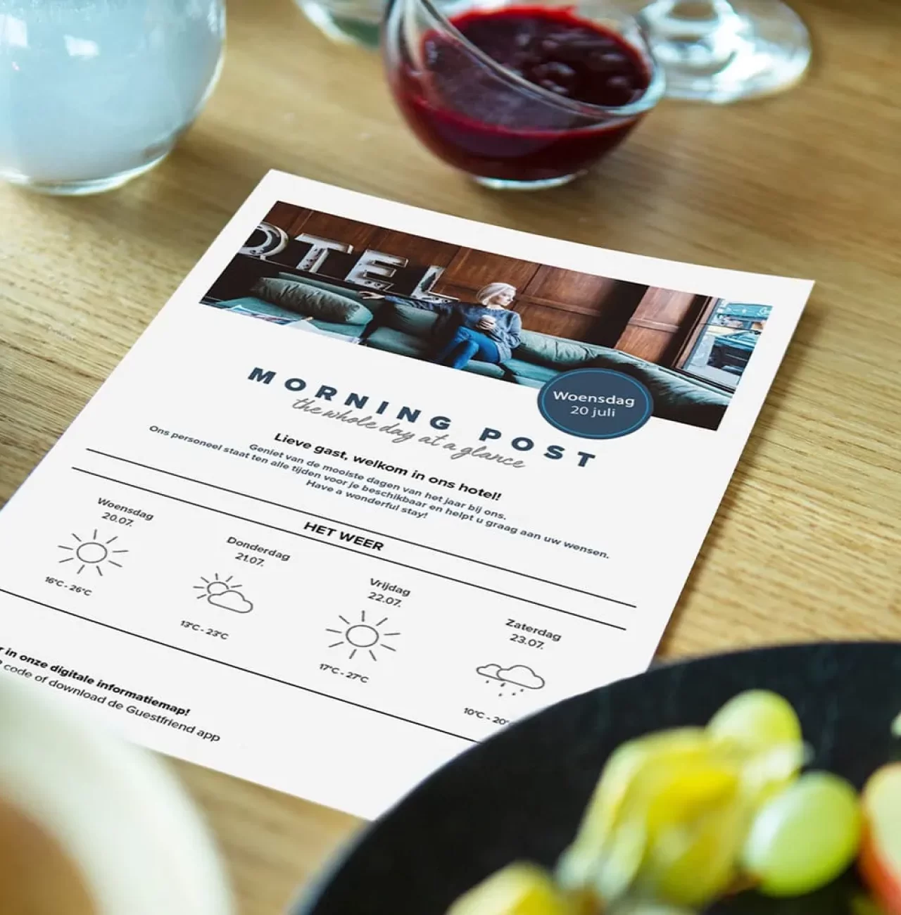Frühstückstisch mit der ausgedruckte Hotelzeitung von Gastfreund
