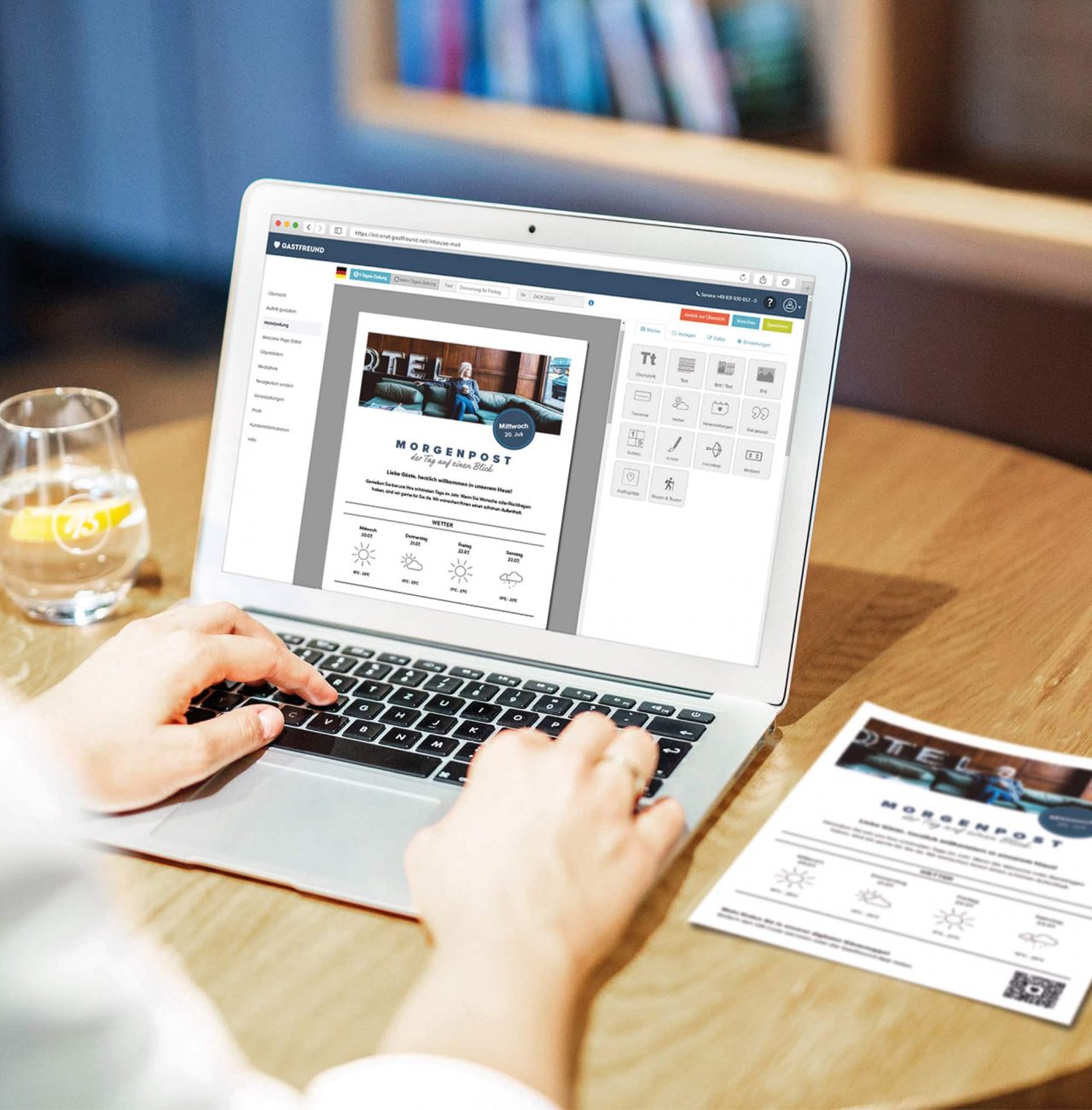 Hotelzeitung-Hotel-Editor-Gastfreund-GmbH Ein Mitarbeiter des Hotels erstellt auf dem Laptop die Hotelzeitung mit dem Online-Editor mit Drag-and-Drop Funktion von Gastfreund