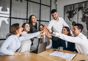 Group of people working out business plan in an office Entlastung durch Digitalisierung – Wie Sie Stress im Hotelalltag reduzieren