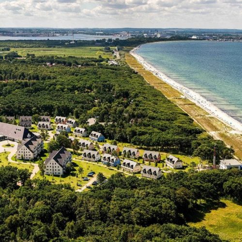strandresort-markgrafenheide-luftaufnahme-©-domusimages_strandresort-markgrafenheide-1024×682 (1) Strandresort an der Küste, nutzt die Digitale Gästemappe von Gastfreund